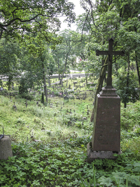 Ένα θραύσμα από μια παλιά νεκροταφείο στο Rossa στην Vilnius, στη Λιθουανία. - Φωτογραφία, εικόνα