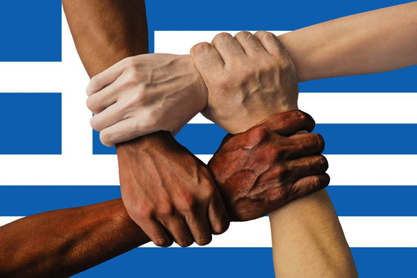 Griechenland-Fahne, Integration einer multikulturellen Gruppe junger Menschen. - Foto, Bild