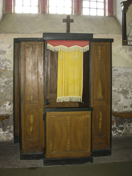 Confesional, lugar en el sacramento de la penitencia y la conversión de
 - Foto, Imagen