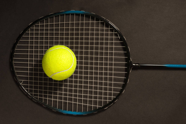 硬式テニスボール ・ ラケット暗い背景に - 写真・画像