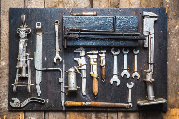 Старый набор грязных инструментов, гаечные ключи автомеханики
 - Фото, изображение