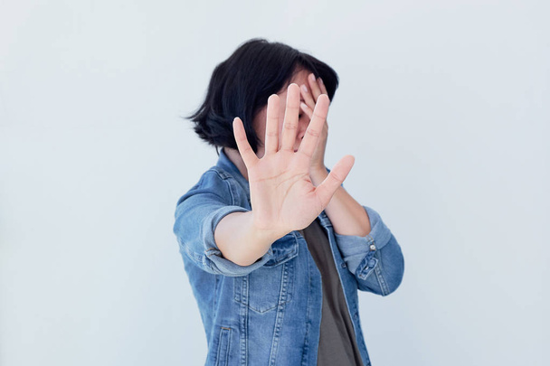 Closeup πορτρέτο νέοι ενοχλημένος θυμωμένος γυναίκα με κακή στάση δίνοντας στο χέρι μιλήσουμε χειρονομία με την παλάμη προς τα έξω απομονωμένες τοίχο γκρι φόντο. Αρνητικό συναίσθημα ανθρώπινη έκφραση πρόσωπο συναίσθημα γλώσσα του σώματος - Φωτογραφία, εικόνα