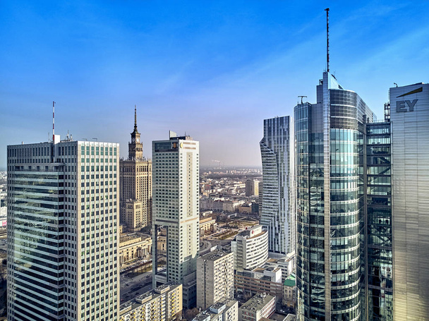 wunderschöne panoramische Drohnenaufnahme zum Stadtpanorama von Warschau moderner Stadt, pkin und Bürohochhaus "rondo 1" am Rondo onz - Foto, Bild