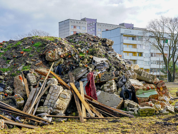 Hromadu trosek po demolici starého domu - Fotografie, Obrázek