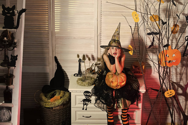 Маленькая ведьма с декором на Хэллоуин. Мальчик в колпаке
 - Фото, изображение