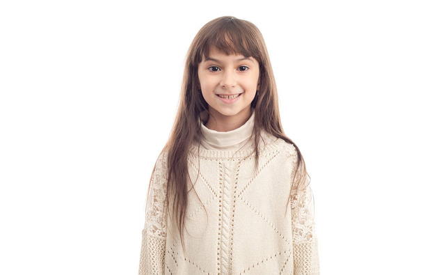 Detailní portrét spokojený úsměv holčičku 7 let, izolované na bílém pozadí. - Fotografie, Obrázek