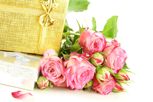 pink roses and box with gifts on a white background - Fotoğraf, Görsel