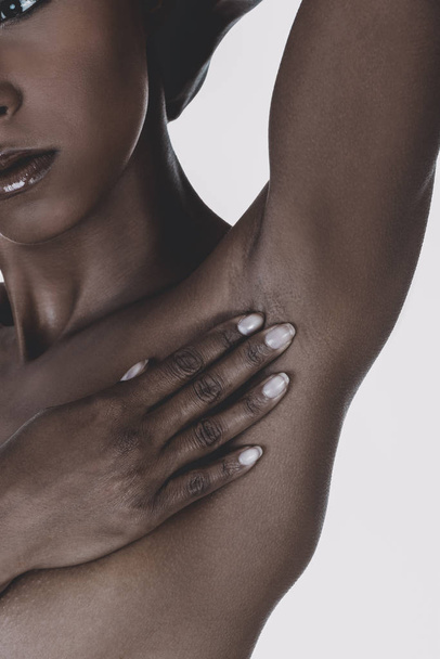 Smooth armpit of black woman - Фото, зображення