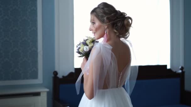 krásy slowmotion - portrét krásnou nevěstu ve svatebních šatech v luxusní klasický interiér - Záběry, video