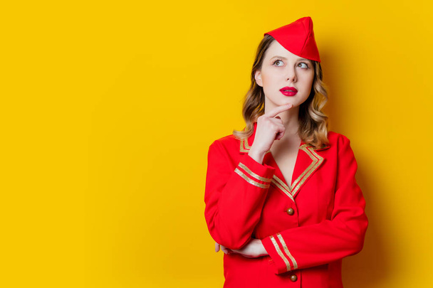 charmante hôtesse vintage portant en uniforme rouge
 - Photo, image
