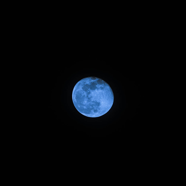 Vista del telescopio lunar de menguante gibbous
  - Foto, imagen