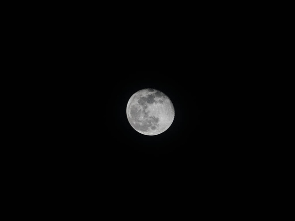 Вид лунного телескопа на убывающий гиббус
  - Фото, изображение