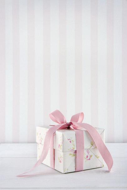 Boîte cadeau motif floral romantique
 - Photo, image