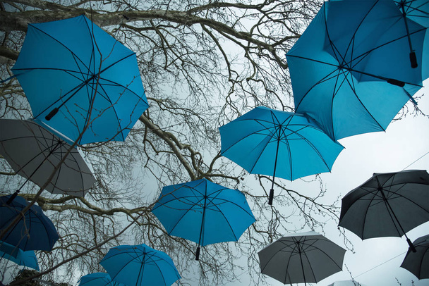 Дождливая погода и зонтики на фоне неба
 - Фото, изображение