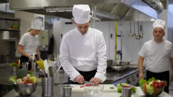 Şef salata hazırlamak yardımcı aşçılar - Video, Çekim