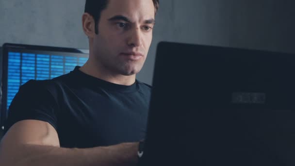 Programista deweloper pracujący na komputerze w nocy w biurze. Steadicam strzał - Materiał filmowy, wideo