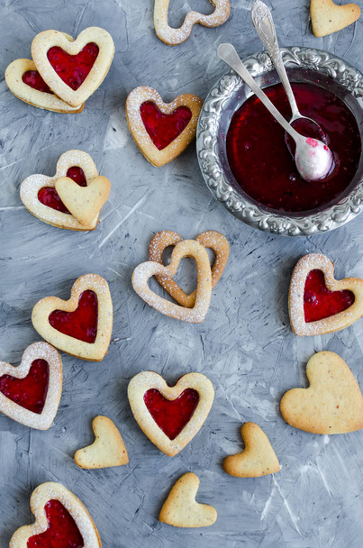Biscotti Linzer a forma di cuore con marmellata per San Valentino. Deliziosa pasticceria fatta in casa. Cottura con concetto di amore. Vista dall'alto
. - Foto, immagini