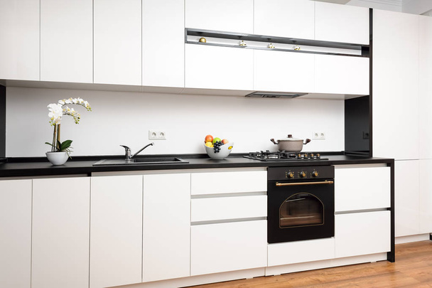 Modern Klasik siyah beyaz mutfak - Fotoğraf, Görsel