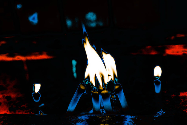 płonące świece w świetle - Zdjęcie, obraz