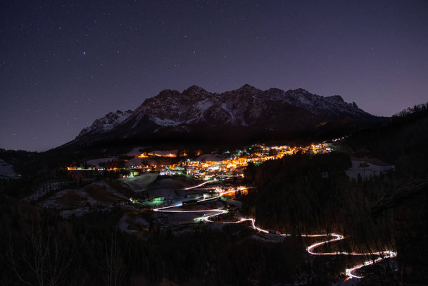 Φωτισμένο ορεινό χωριό τη νύχτα - Φωτογραφία, εικόνα