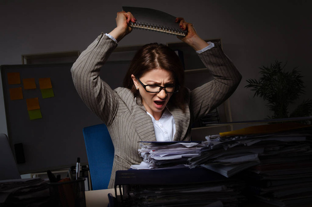 Empleada que sufre de exceso de trabajo
 - Foto, imagen