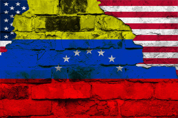 Flagge von venezuela und usa auf einer Ziegelwand Hintergrund mit gebrochenem Putz. horizontaler Rahmen - Foto, Bild