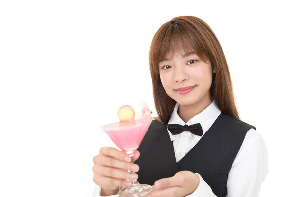 junge Kellnerin serviert einen Cocktail - Foto, Bild
