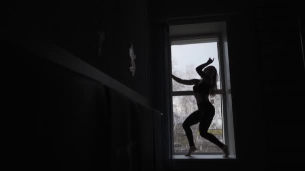 Young girl gymnast on black background - Πλάνα, βίντεο