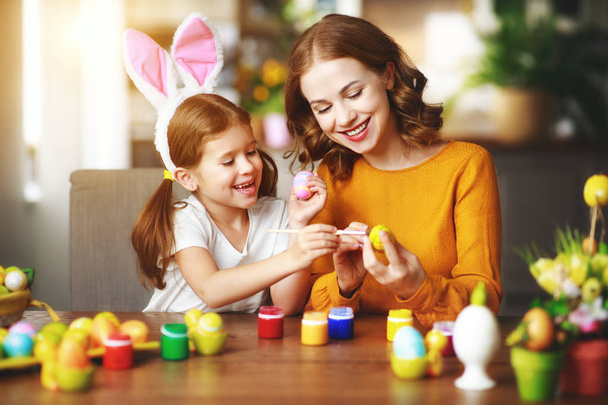 Veselé velikonoce! rodina Matka a dítě dcera s uši zajíc chystá pro svá - Fotografie, Obrázek