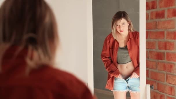 Щаслива молода жінка, одягнена біля дзеркала
 - Кадри, відео