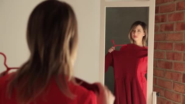 Mujer yound feliz vestirse cerca del espejo
 - Metraje, vídeo