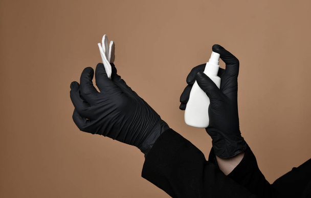 Orvos kozmetikushoz tartja kezében üveg vattát és spray flakon - Fotó, kép