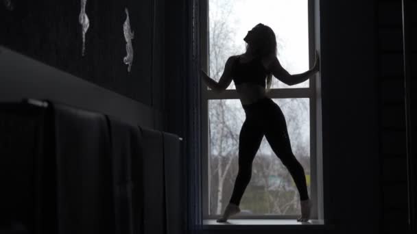 Νεαρό κορίτσι γυμναστής σε μαύρο φόντο - Πλάνα, βίντεο