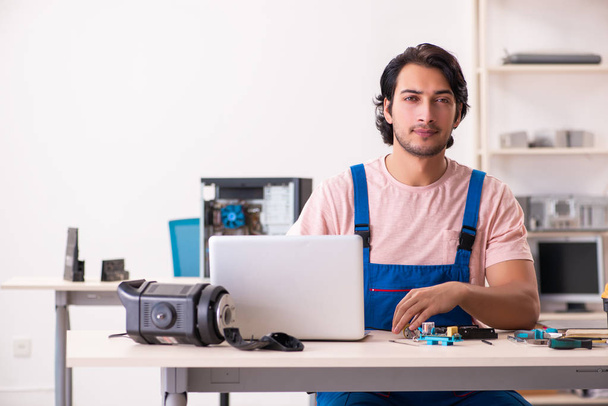 Jeune entrepreneur masculin réparer l'ordinateur - Photo, image