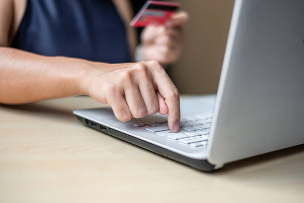 Деловая женщина, держащая кредитную карту для онлайн-покупок при выполнении заказов через Интернет. бизнес, технологии, электронная коммерция и концепция онлайн-платежей
 - Фото, изображение