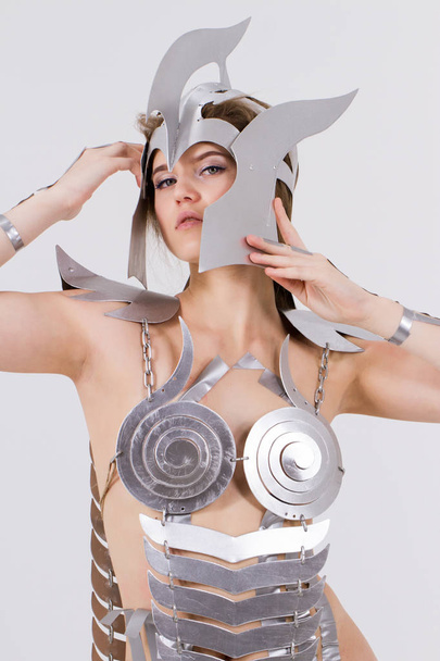 Guerreira feminina em armadura improvisada
 - Foto, Imagem