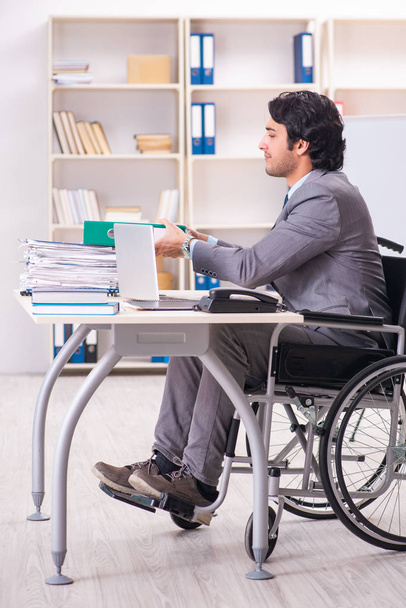 junge hübsche Angestellte im Rollstuhl im Büro - Foto, Bild