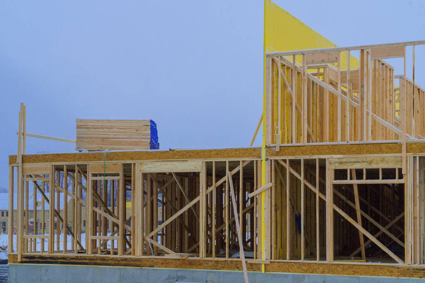 Budownictwo, profile drewniane i belka budowy struktury o nowym deweloperskiej - Zdjęcie, obraz