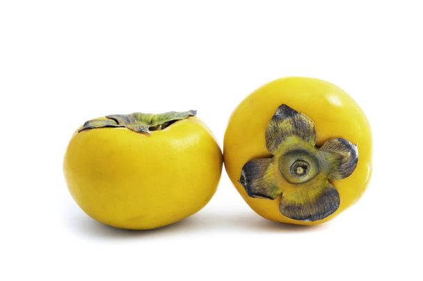 Datolyaszilva egy sárga gyümölcsöt. a tudományos neve a Diospyros kaki van. elszigetelt fehér háttér, és a Vágógörbe. - Fotó, kép