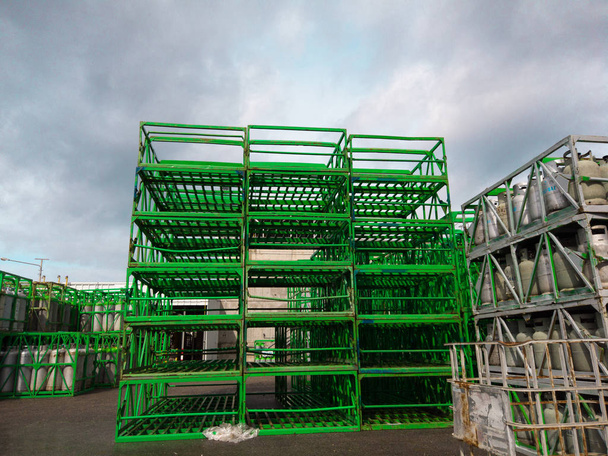 groen gas kooi met gas ballonnen industriële  - Foto, afbeelding