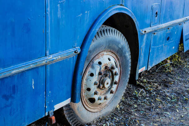 εγκαταλελειμμένο παλιό λεωφορείο μπλε - Φωτογραφία, εικόνα