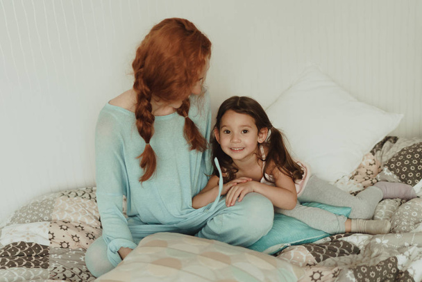 cozy photo session of beautiful happy mother and daughter, indoor - Foto, immagini