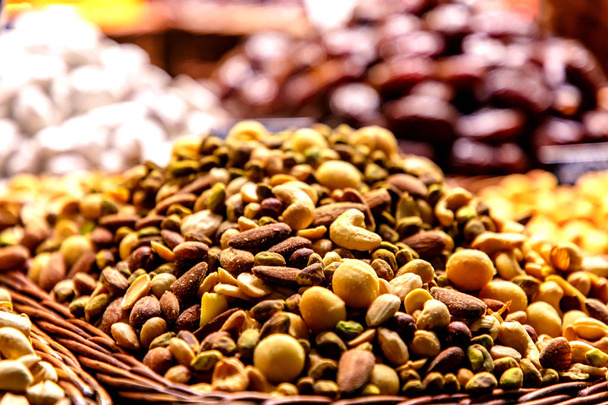 Différentes noix : amandes, pistaches, noisettes, sont sur le comptoir sur le marché
 - Photo, image