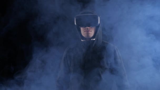 Mundo futurista de la realidad virtual global. Un hombre está en realidad virtual usando gafas
. - Imágenes, Vídeo