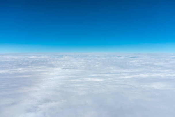 Horizonte de cielo azul oscuro, en el aire. visto desde una ventana de avión
. - Foto, Imagen