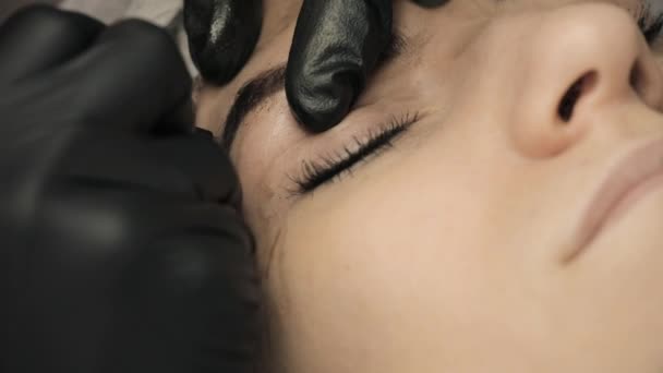 Mikroblading-Verfahren. Kosmetikmeister zeichnet und notiert mit Augenbrauenstift den Kunden zur Korrektur. Nahaufnahme. 4k, 25 fps. - Filmmaterial, Video