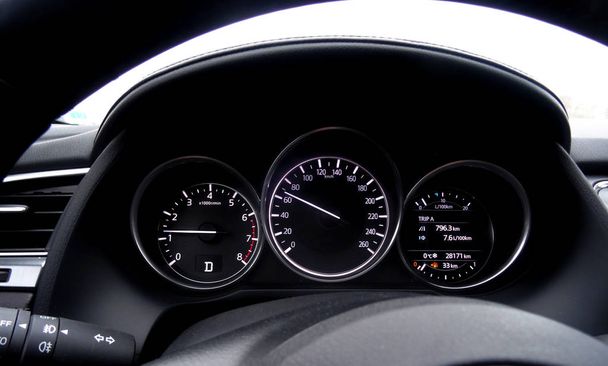 Leuchtendes Armaturenbrett, das Umdrehungen und Geschwindigkeit des Motors in einem fahrenden Fahrzeug anzeigt - Foto, Bild