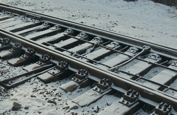 Szyny kolejowej w pokryte śniegiem zdjęcie  - Zdjęcie, obraz