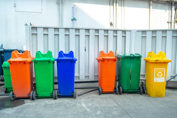 Varios colores de reciclaje de basura carros en la calle, papelera de reciclaje para cada tipo de basura
. - Foto, Imagen