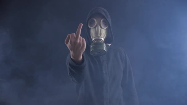 Stalker człowiek w masce gazowej pokazuje pieprzyć w ciemnym miejscu, Brudna - Materiał filmowy, wideo